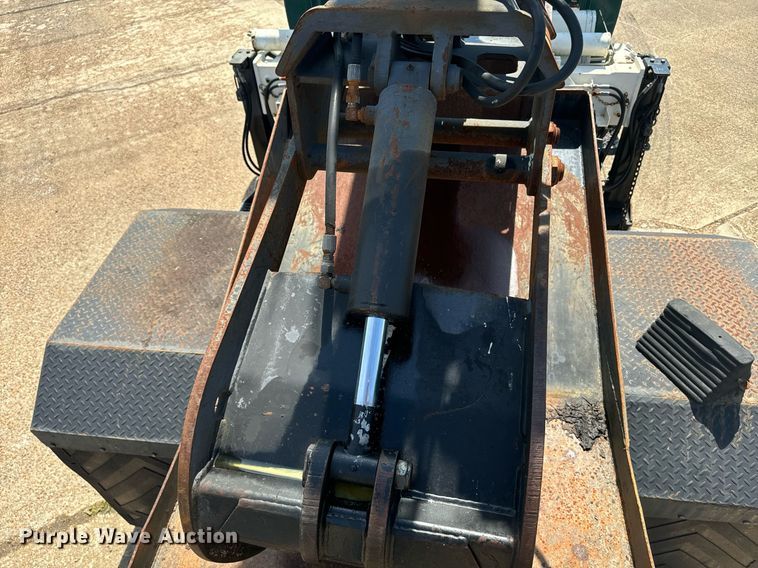 image for item EE7562 2004 GMC 7500 grapple crane truck