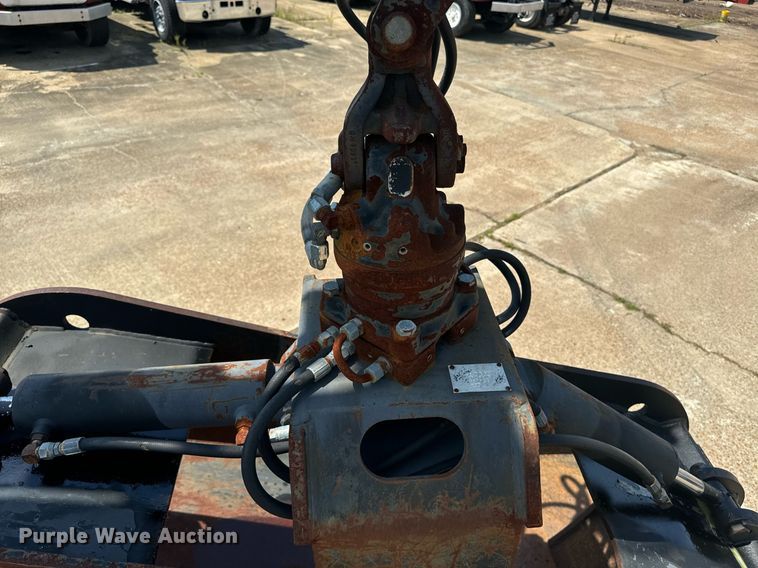 image for item EE7562 2004 GMC 7500 grapple crane truck