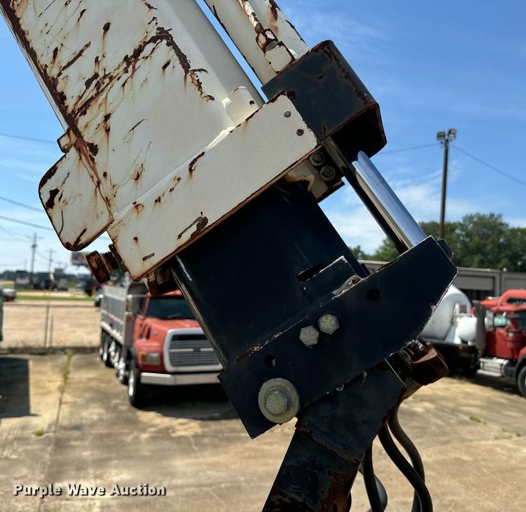 image for item EE7562 2004 GMC 7500 grapple crane truck