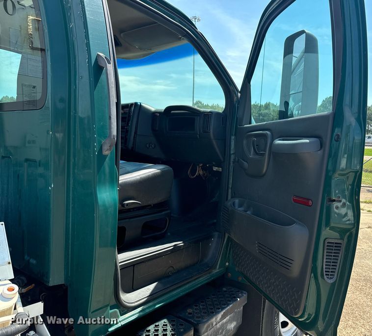 image for item EE7562 2004 GMC 7500 grapple crane truck