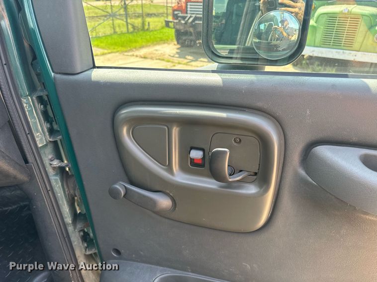 image for item EE7562 2004 GMC 7500 grapple crane truck