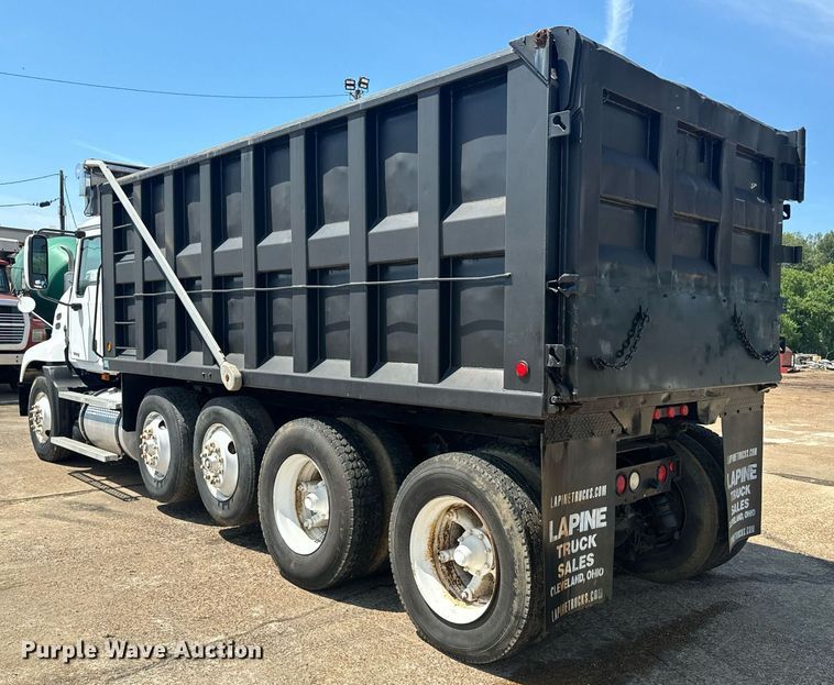 image for item EE7563 2007 Mack dump truck