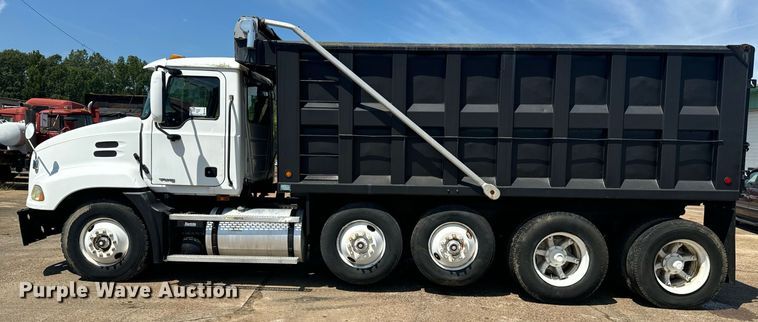 image for item EE7563 2007 Mack dump truck