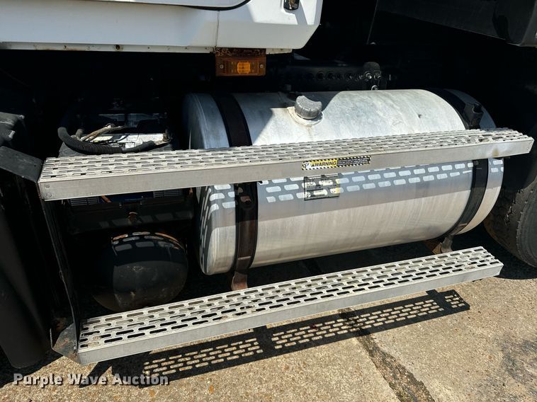 image for item EE7563 2007 Mack dump truck