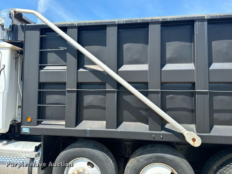 image for item EE7563 2007 Mack dump truck