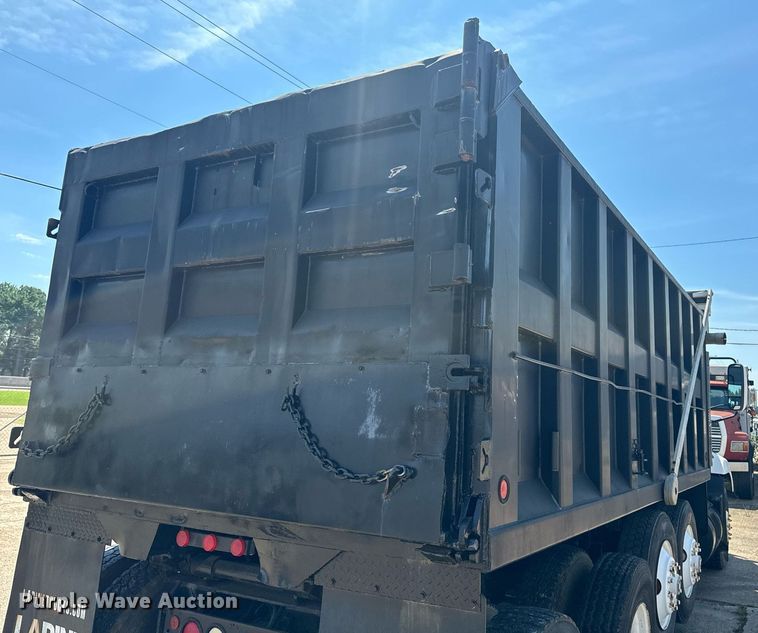 image for item EE7563 2007 Mack dump truck