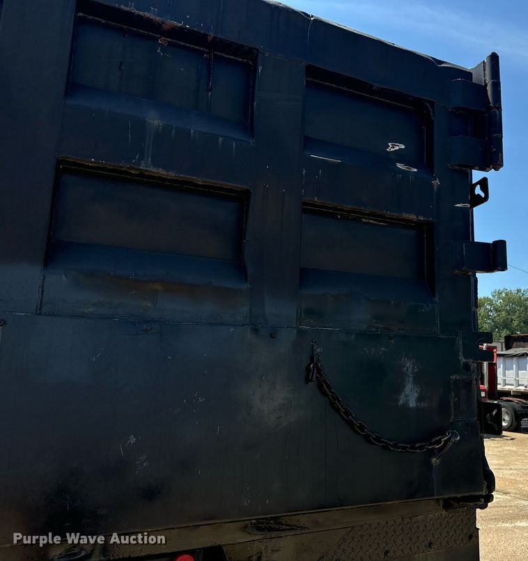 image for item EE7563 2007 Mack dump truck