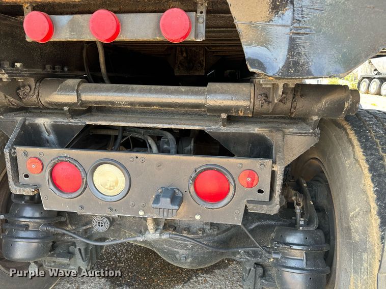 image for item EE7563 2007 Mack dump truck