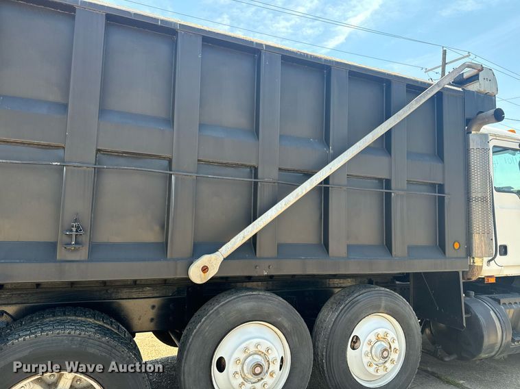 image for item EE7563 2007 Mack dump truck