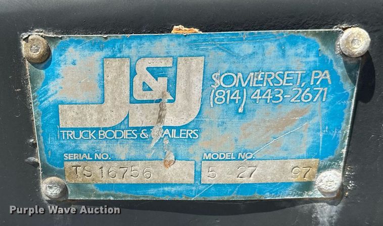 image for item EE7563 2007 Mack dump truck