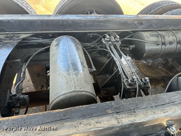 image for item EE7563 2007 Mack dump truck