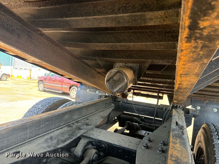 image for item EE7563 2007 Mack dump truck