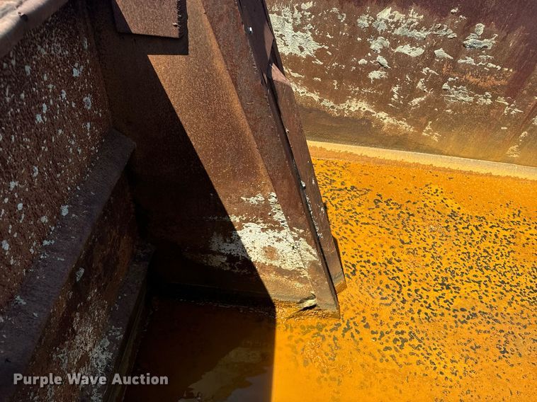 image for item EE7563 2007 Mack dump truck