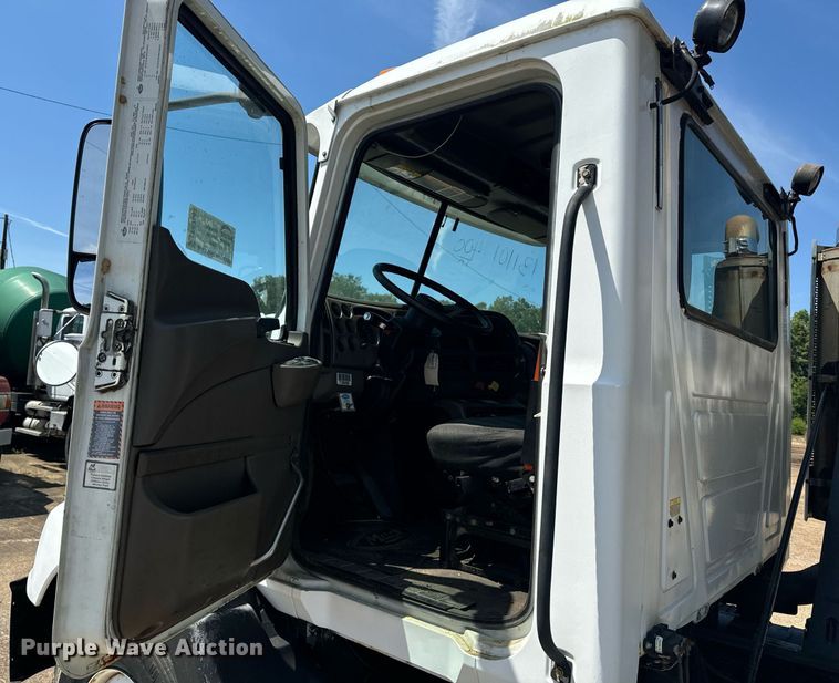 image for item EE7563 2007 Mack dump truck