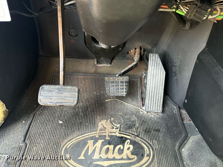 image for item EE7563 2007 Mack dump truck