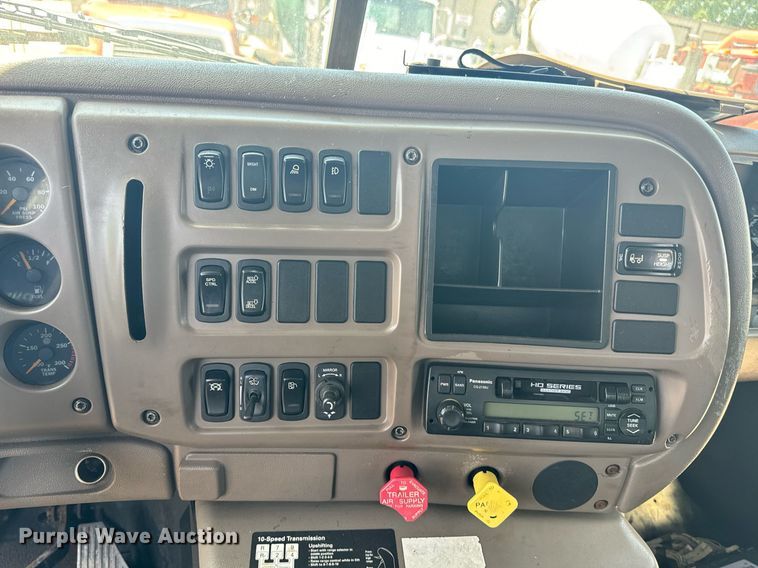 image for item EE7563 2007 Mack dump truck