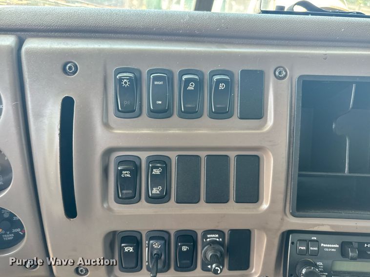 image for item EE7563 2007 Mack dump truck