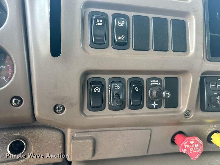 image for item EE7563 2007 Mack dump truck