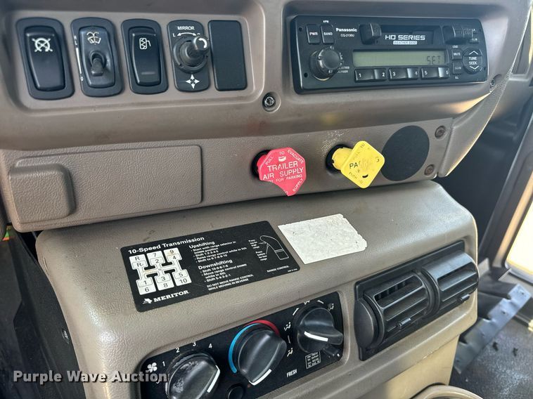 image for item EE7563 2007 Mack dump truck