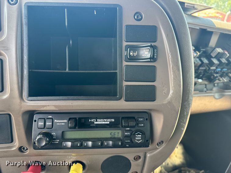 image for item EE7563 2007 Mack dump truck