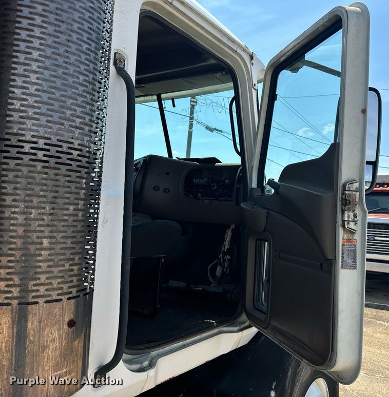 image for item EE7563 2007 Mack dump truck