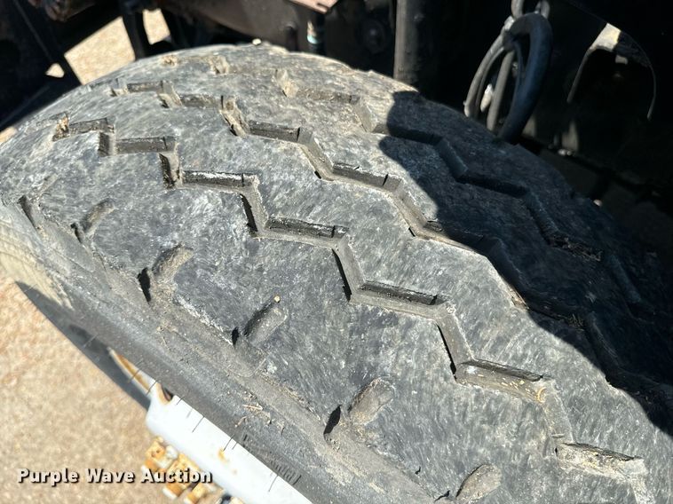 image for item EE7563 2007 Mack dump truck