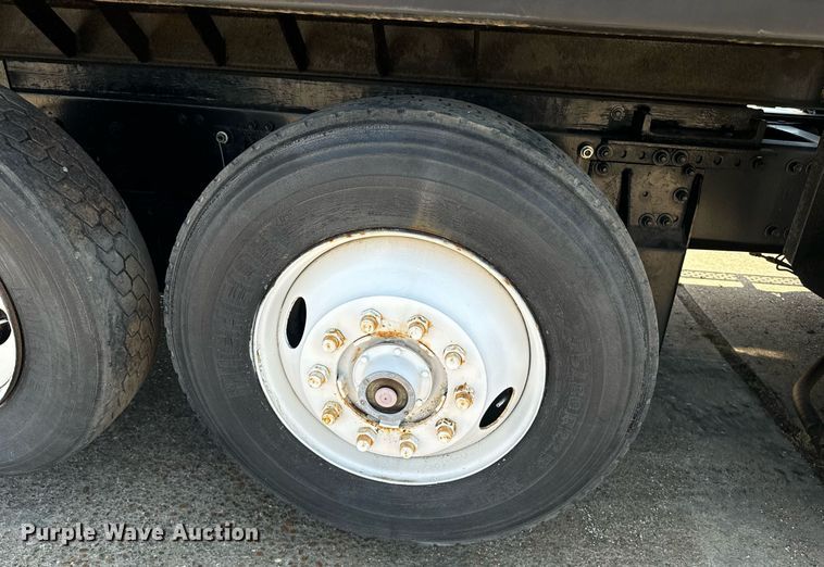 image for item EE7563 2007 Mack dump truck