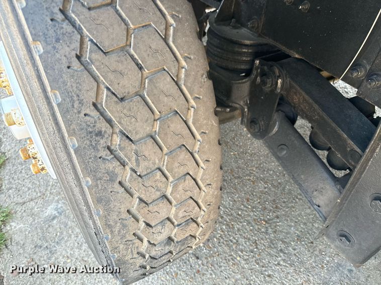 image for item EE7563 2007 Mack dump truck