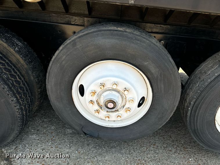 image for item EE7563 2007 Mack dump truck