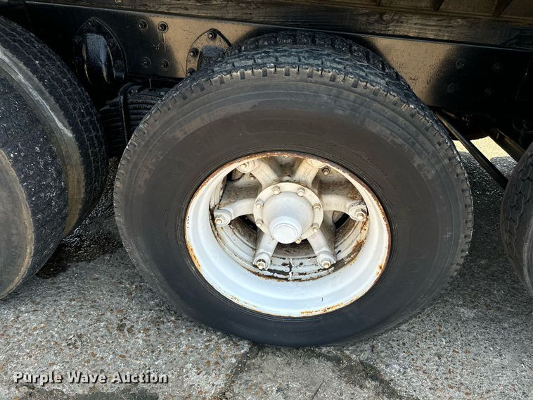 image for item EE7563 2007 Mack dump truck