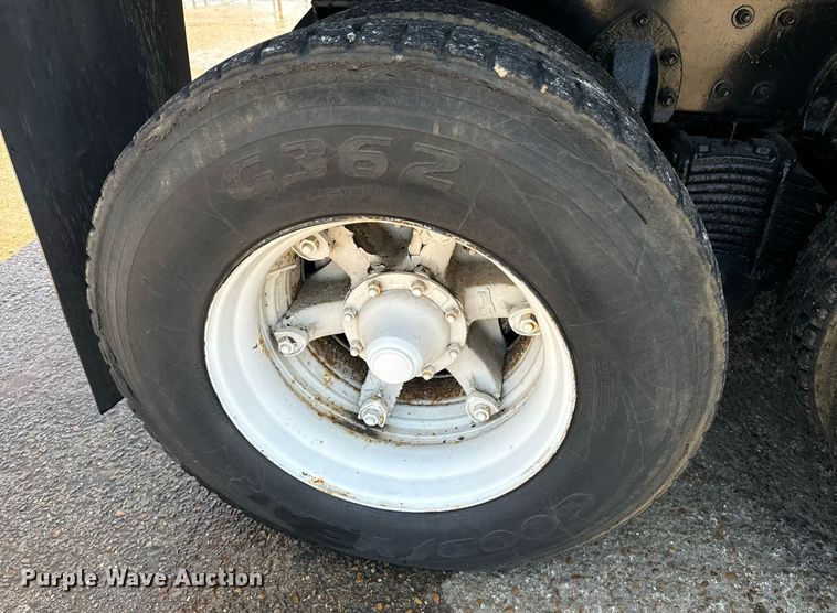 image for item EE7563 2007 Mack dump truck