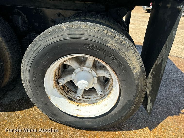 image for item EE7563 2007 Mack dump truck