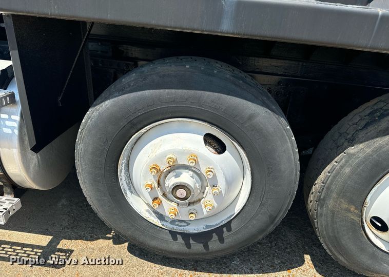 image for item EE7563 2007 Mack dump truck