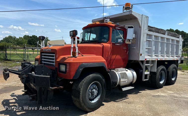 image for item EE7564 2000 Mack dump truck