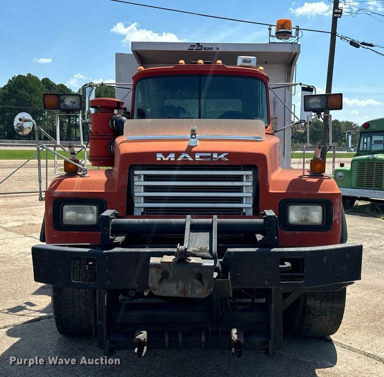 image for item EE7564 2000 Mack dump truck