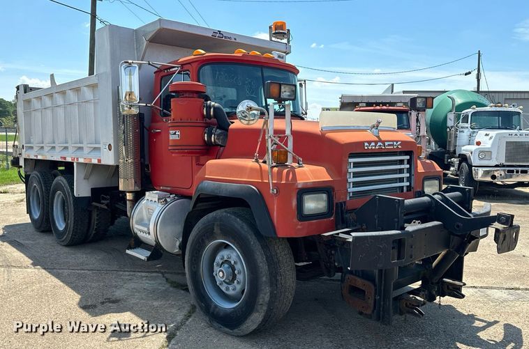 image for item EE7564 2000 Mack dump truck