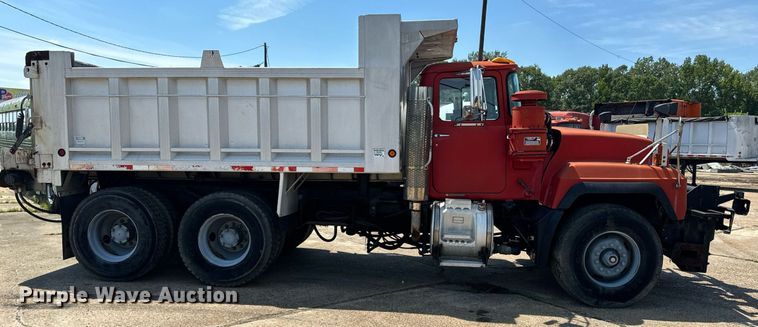 image for item EE7564 2000 Mack dump truck