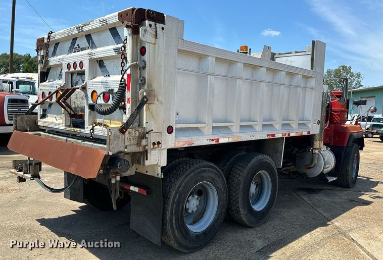 image for item EE7564 2000 Mack dump truck