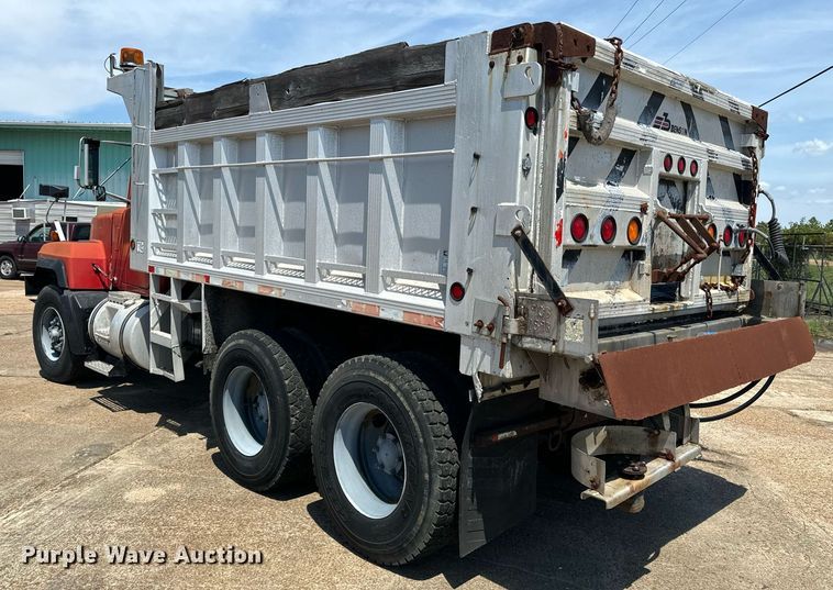 image for item EE7564 2000 Mack dump truck