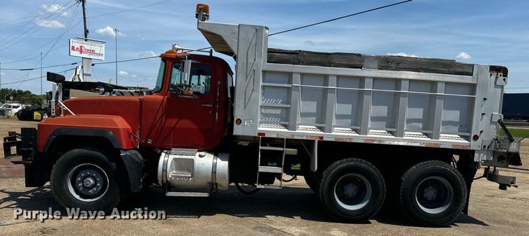image for item EE7564 2000 Mack dump truck