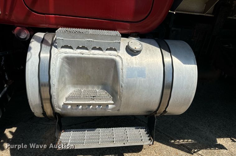 image for item EE7564 2000 Mack dump truck