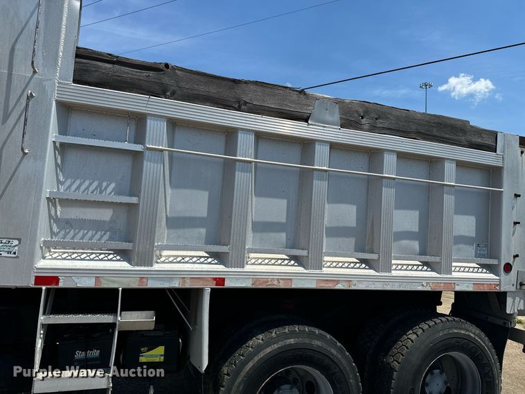 image for item EE7564 2000 Mack dump truck