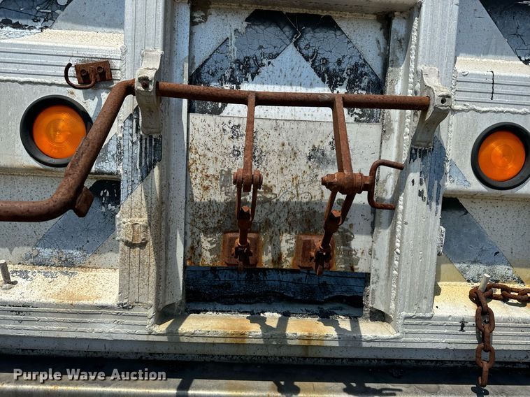 image for item EE7564 2000 Mack dump truck