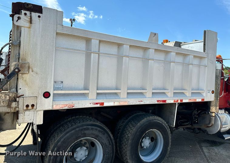 image for item EE7564 2000 Mack dump truck