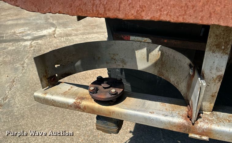 image for item EE7564 2000 Mack dump truck