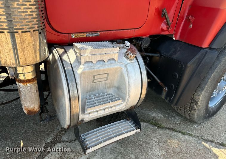 image for item EE7564 2000 Mack dump truck