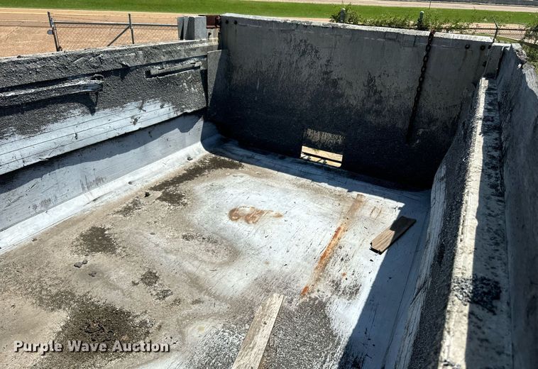 image for item EE7564 2000 Mack dump truck