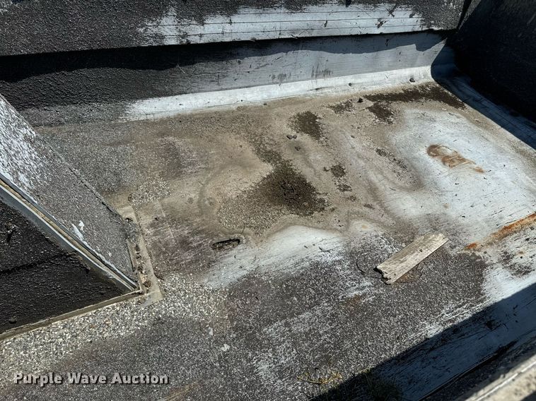 image for item EE7564 2000 Mack dump truck