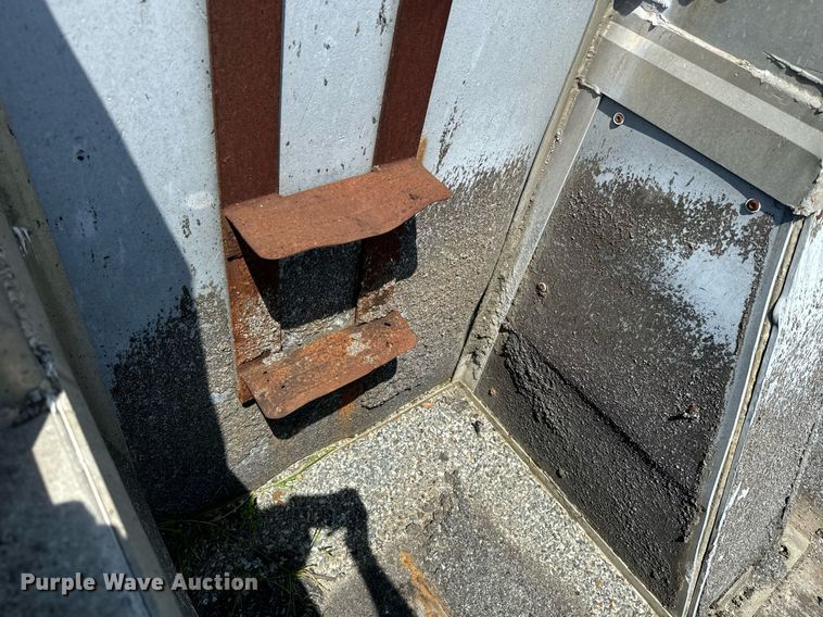 image for item EE7564 2000 Mack dump truck