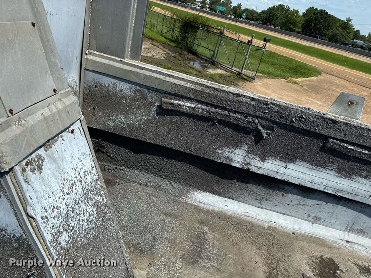 image for item EE7564 2000 Mack dump truck